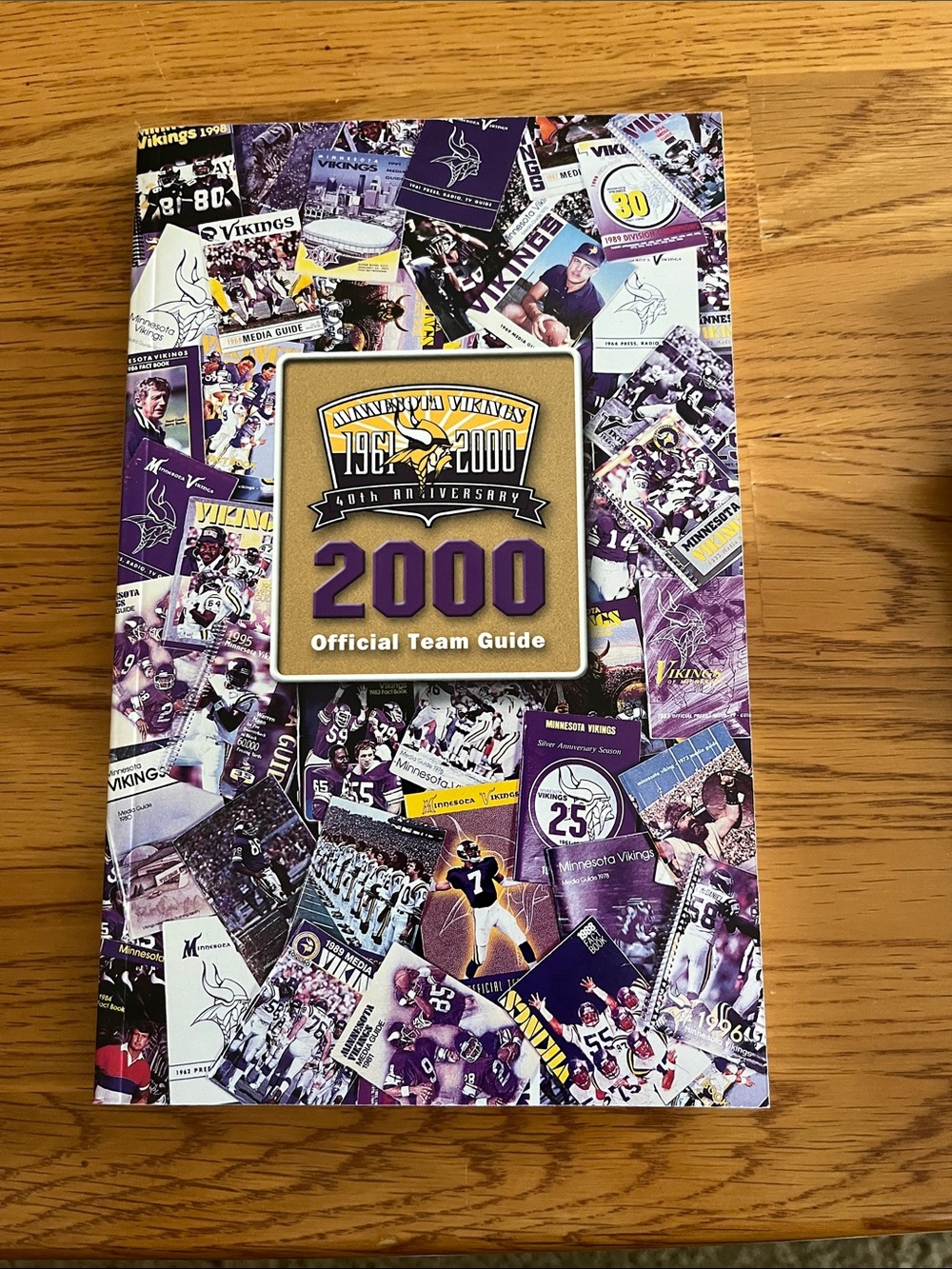Minnesota Vikings 2000 Official Team Guide - Purple/Gold Cover